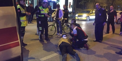 OTOMOBİL MOTORLU KADIN KURYEYE ÇARPTI