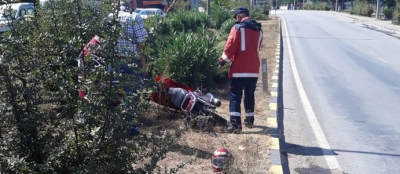 OTOMOBİL MOTOSİKLETE ÇARPTI