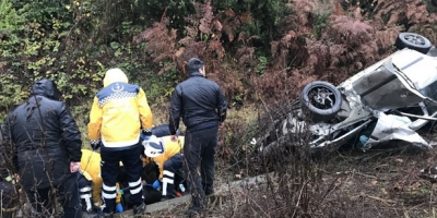 OTOMOBİL SU KANALINA UÇTU: 2 YARALI