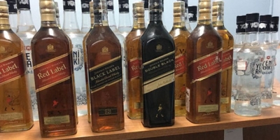 OTOMOBİLDEN ŞİŞELER DOLUSU KAÇAK İÇKİ ÇIKTI