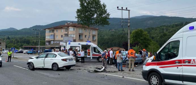 OTOMOBİLLER ÇARPIŞTI