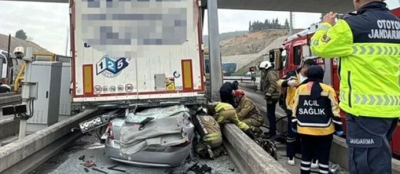 PENDİK'TE OTOMOBİL TIR'IN ALTINDA GİRDİ: 4 ÖLÜ