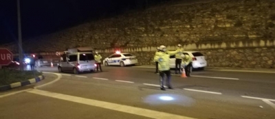 POLİSLER YOLU KAPATTI