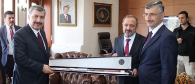 SAĞLIK BAKANI DR. FAHRETTİN KOCA’YA ‘DEVREK BASTONU’ 