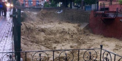 SAĞNAK YAĞIŞ ETKİLİ OLDU DERELER TAŞTI