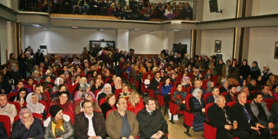 SALONA SIĞMADILAR, SAHNEDEN İZLEDİLER