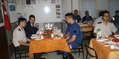   SOYLU ASKER OCAĞINDA İFTAR YAPTI