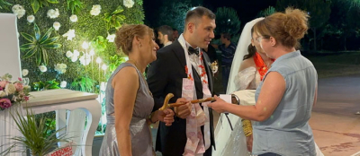 TAKI YERİNE DEVREK BASTONU HEDİYE ETTİLER