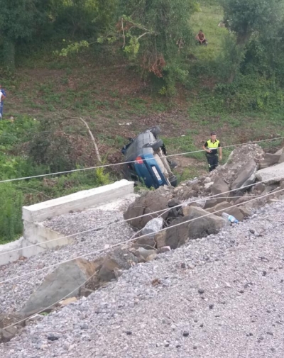 TAKLA ATARAK YOL KENARINA UÇTU