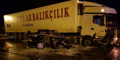 TERS ŞERİDE GİREN OTOMOBİL TIR İLE ÇARPIŞTI