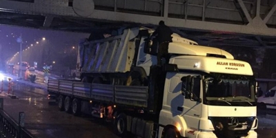 TIR ÜZERİNDEKİ KAMYONLA KÖPRÜYE SIKIŞTI