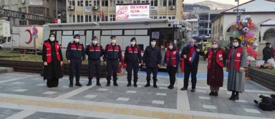 TÜRK ASKERİ KANIYLA DESTEK OLDU