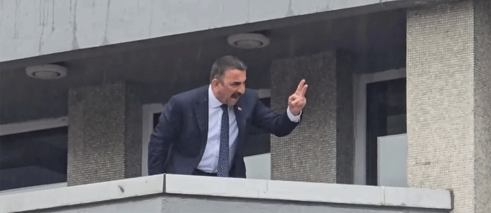 VALİ, CHP'NİN TÖRENİNE KATILAN  VATANDAŞLARA BALKONDAN BAĞIRDI!