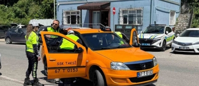 YAKALAMA KARARI OLAN ŞAHIS  TAKSİ KULLANIRKEN YAKALANDI