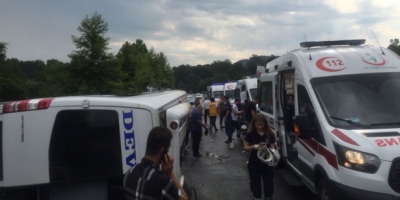 YOLCU MİDİBÜSÜ DEVRİLDİ. ÇOK SAYIDA YARALI VAR...