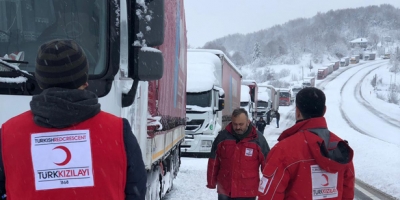 YOLDA KALANLARIN İMDADINA KIZILAY YETİŞTİ
