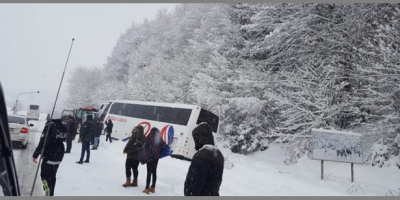 YOLDAN ÇIKAN OTOBÜS KANALA GİRDİ