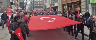 YÜZLERCE KİŞİ BAYRAKLARLA YÜRÜDÜ