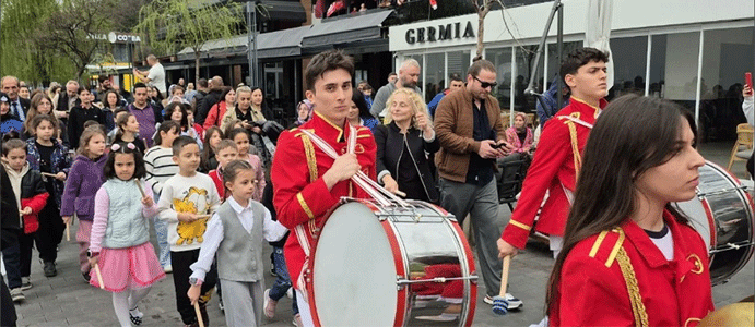 ZONGULDAK'TA DÜNYA TİYATROLAR GÜNÜ,  YÜRÜYÜŞLE KUTLANDI