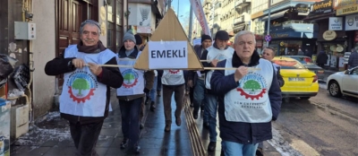 ZONGULDAK'TA EMEKLİLER KENDİ TABUTUNU TAŞIDI